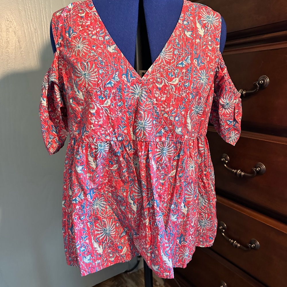 Lucky Brand short sleeve cold shoulder top, red/blue/silver print, L